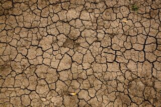 Klimawandel Symbolbild Ausgetrockneter Boden